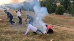 Sultangazi'deki düğünde patlatılan havai fişekler, davetlilere geldi