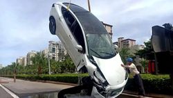 Çin'de Tesla otomobil, kontrolü kaybederek hendeğe uçtu