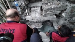 Karabük'te itfaiyeciler yavru köpekleri kurtarmak için uğraştı