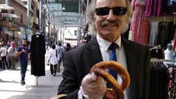 Bursa'daki simitçi, takım elbisesi olmadan satışa çıkmıyor
