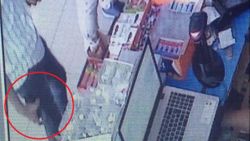 Kocaeli'de büfede unutulan cüzdanın çalınma anı