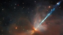 Hubble, uzayda alevli bir kılıç gibi görünen yapıyı görüntüledi