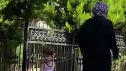 Küçükçekmece'de iple çocuk gezdiren kadın