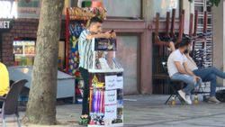 Beyoğlu’nda yabancı uyruklu şahıslar, turistlere kaçak tur satıyor