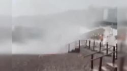 Rusya'da plajı hortum vurdu