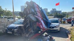 İstanbul'da kamyonet 2 otomobilin üstüne devrildi