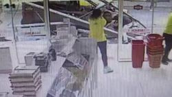 Kasımpaşa’da, hafif ticari araç otobüs durağına daldı