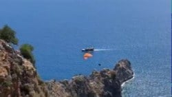 Antalya'da yamaç paraşütü yaparken kayalığa düşen kişi kurtarıldı