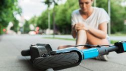 Elektrikli scooter kullanırken koruyucu ekipman şart