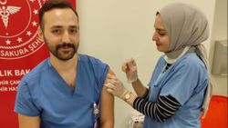 Düğünlerini yapamayan çift, birlikte aşı çalışmalarına katıldı
