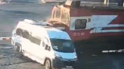 Tekirdağ'da yük treninin işçi servisine çarpma anı