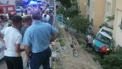 İzmir'de düğüne giden minibüs apartman bahçesine düştü: 20 yaralı