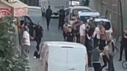 Arnavutköy'de silahlı saldırı sonrası mahalle kavgası kamerada
