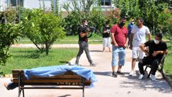 Antalya'da 10 yıldır yaşadığı parkta ölen babasına son kez baktı