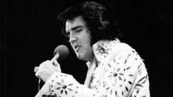 Elvis Presley'in tulumu ve pelerini açık artırmaya çıkarıldı