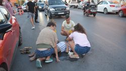 Balıkesir'de kazayı gördü 112'den yardım istedi, yaralı eşi çıktı