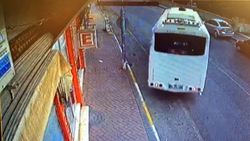 Antalya’da midibüs sürücüsü, iş yerine çarpıp kaçtı