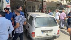 Bursa'da ablasına kızdı, dükkanına otomobille girdi