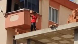 Pendik’te yola tuğla fırlatan genç