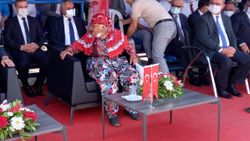 Aydın'da protokolde belediye başkanının koltuğuna oturmak isteyen yaşlı kadın