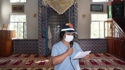 Bitlis'te kadın sağlıkçı, camiden aşı anonsu yaptı