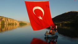 Fırat ve Göksu'nun birleştiği kanyonda Türk bayrağı dalgalanıyor