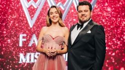 Miss Turkey gecesine Berfu Yenenler'in gafı damga vurdu! Eşine söylediği o söz herkesi güldürdü