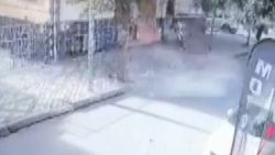 Bağcılar'da bina çatısından parçalar düştü