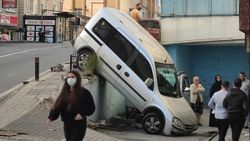 Ataşehir’de el freni boşalan araç kamerada