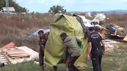 Sultangazi’de kamu arazine yapılan barakalar yıkıldı