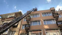 Pendik'te 5 katlı binada çatı yangını