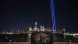 New York'ta 11 Eylül saldırılarını anmak için yakılan ışık kontrol edildi
