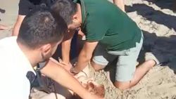 Kuşadası’nda boğulma tehlikesi geçiren Boşnak turisti kurtardı