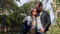 Özge Özpirinçci'den karnı burnunda poz