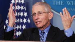 Anthony Fauci'den uçak yolculuğu için koronavirüs aşısı şartına destek