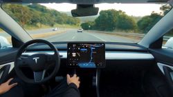 Elon Musk: Tesla otopilot daha güvenli olacak