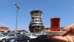 Dünyanın en büyük çay bardağının camları takılmaya başladı