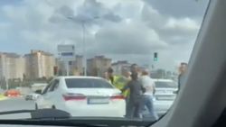 Pendik’te yumruk yumruğa yol verme kavgası kamerada