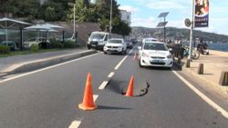 Sarıyer’de su borusu patladı, ana cadde çöktü