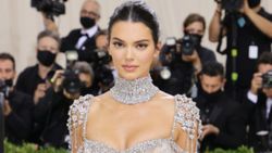 Şeffaf ve mücevherli! Kendall Jenner, Met Gala'da ışıldadı