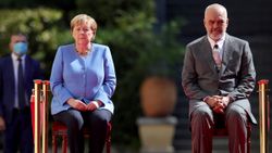 Angela Merkel, Arnavutluk’taki resmi törene oturarak katıldı