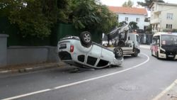 Sarıyer'de sürücü, aracını kaldırıma çarparak takla attı