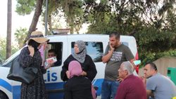 Antalya’da Filistinli aile, içinde para ve ziynet eşyaları olan çantayı parkta unuttu