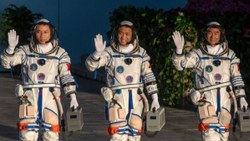 Çinli astronotlar Dünya'ya geri döndü