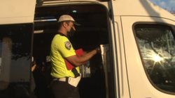 Beyoğlu'nda polis, okul taşıtlarını denetledi