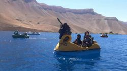 Taliban üyeleri kuğulu deniz bisikletinde görüntülendi