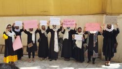 Afgan kadınları eğitim hakları için 'sessiz protesto' düzenledi