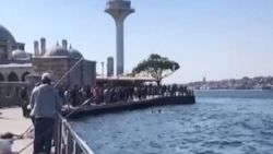 Üsküdar'da kadının boğulduğunu gören genç, denize atladı
