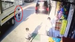 İzmir’de geri manevra yapan kamyonet, 5 yaşındaki çocuğu altına aldı