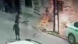 Esenyurt'ta küçük çocuk elektrik direğindeki kabloyla oynarken patlama yaşandı